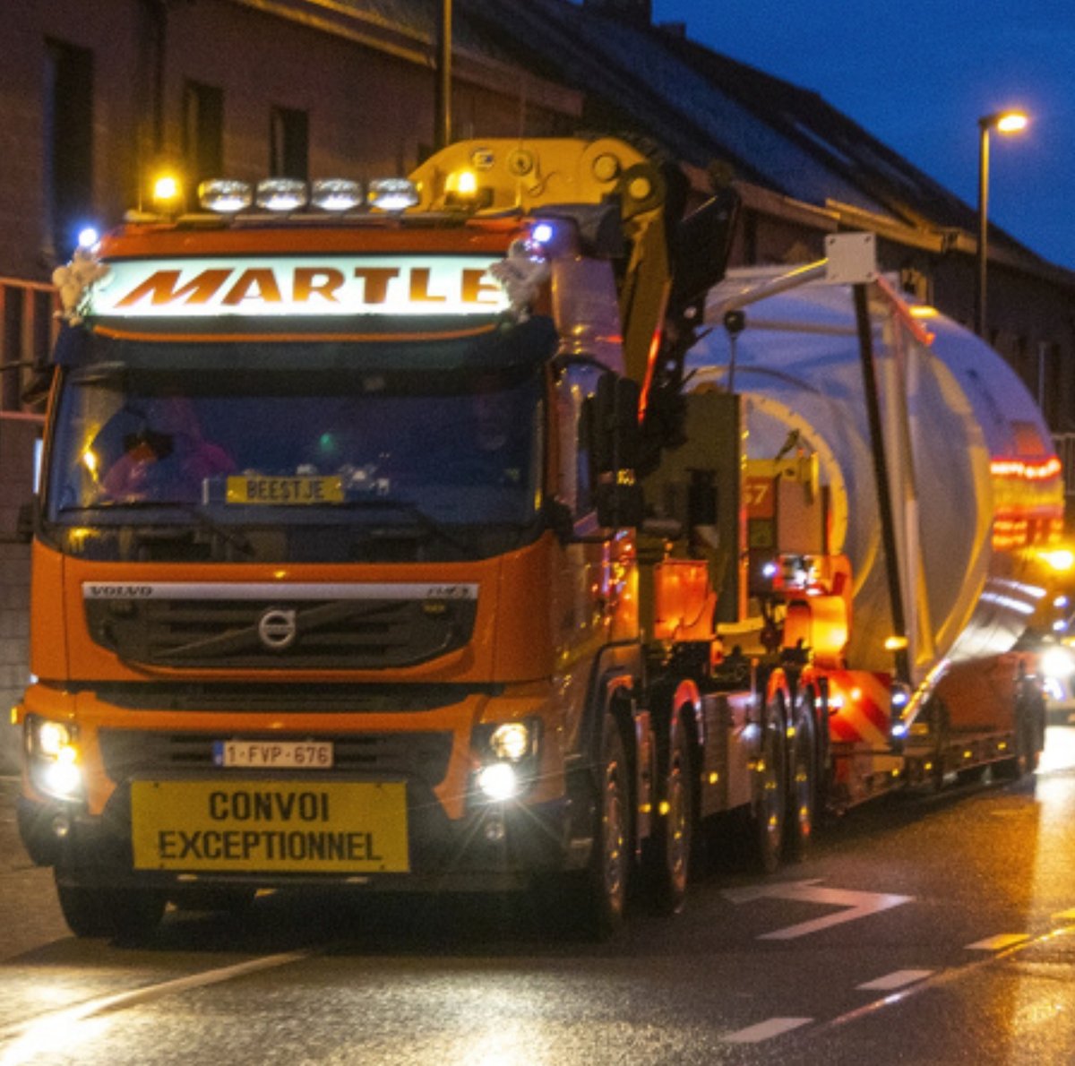 Vrachtwagen voor uitzonderlijk transport van Martlé bij nacht