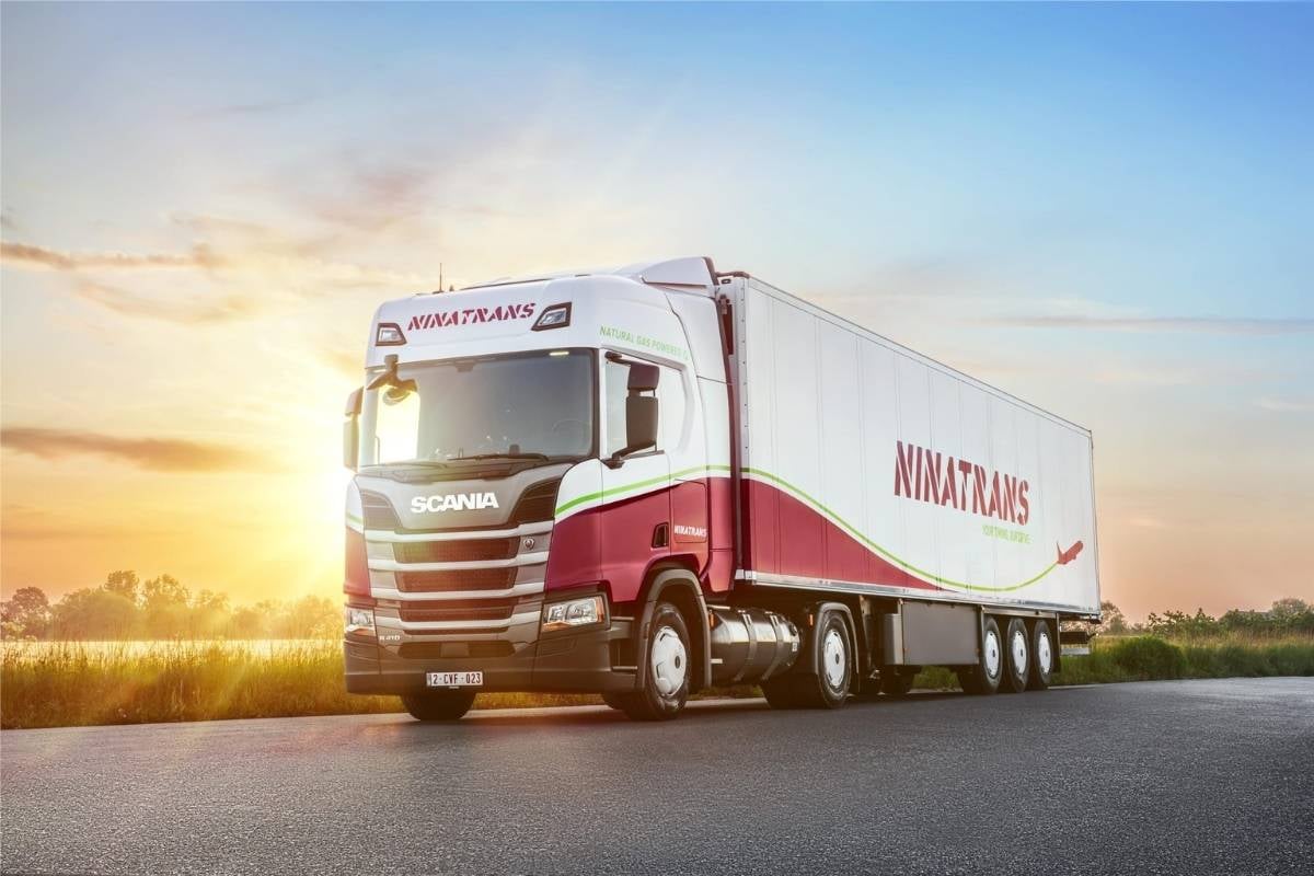 Vrachtwagen van Ninatrans bij zonsondergang