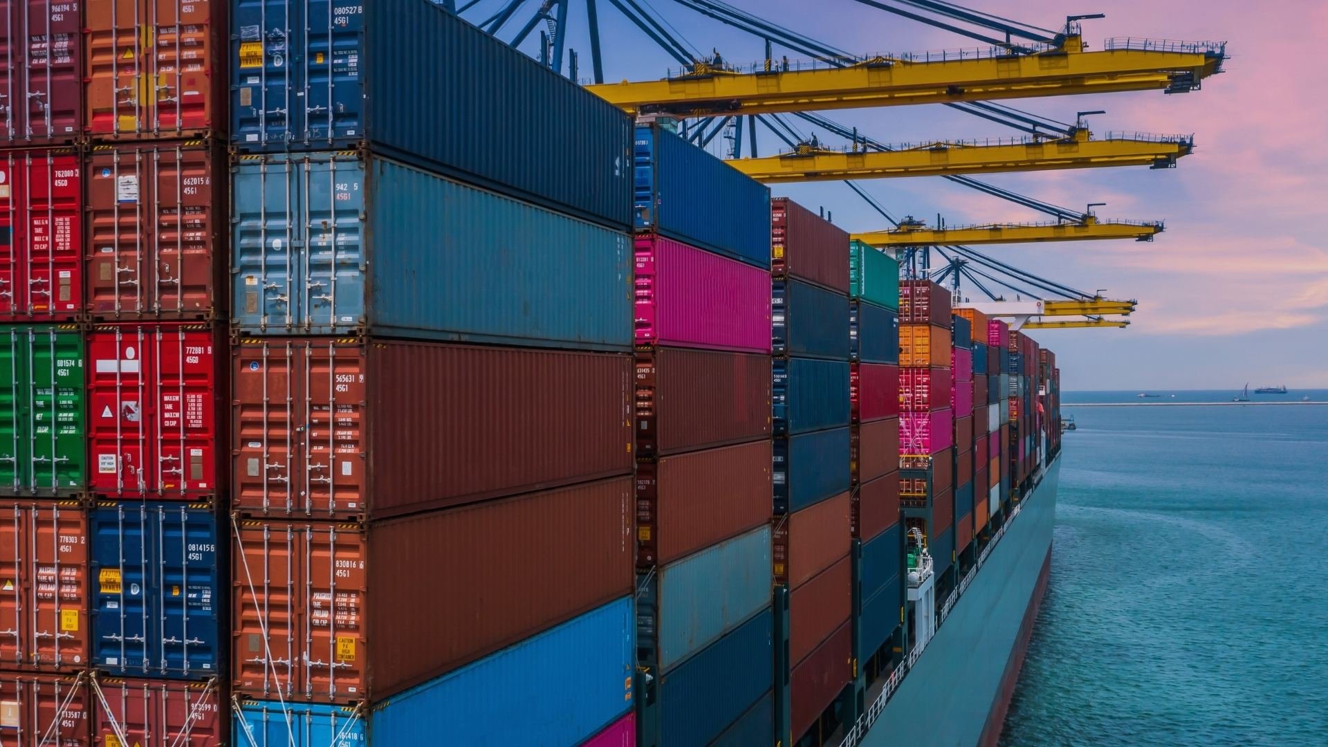 Vrachtwagens en kranen op een containerterminal