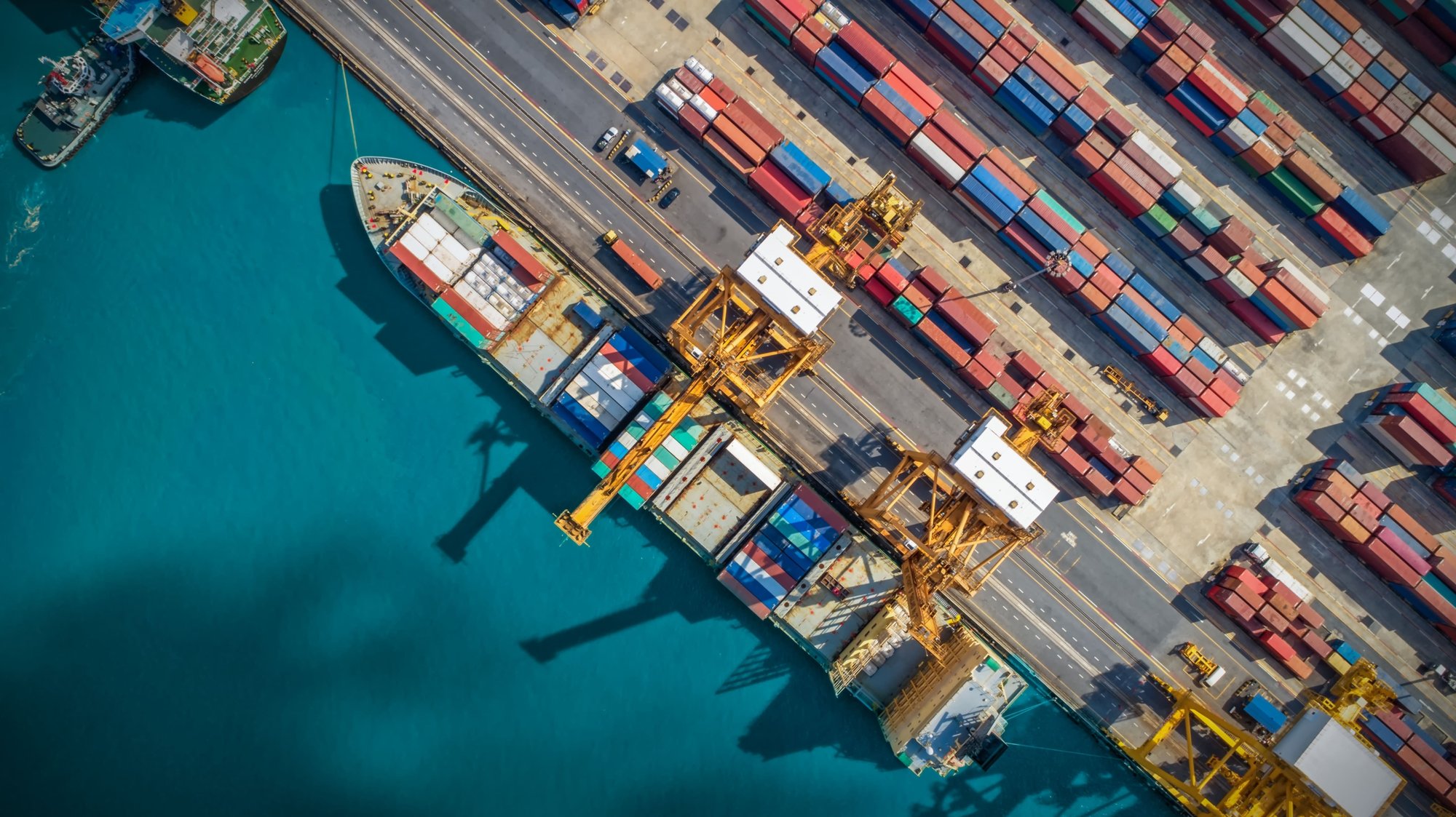 Luchtfoto van een containerschip aan een terminal