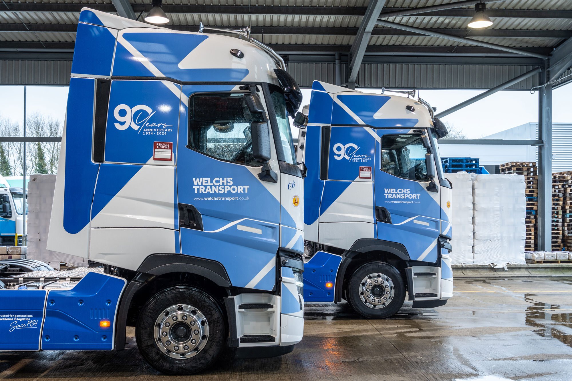 Vrachtwagens van Welch's Transport op een depot