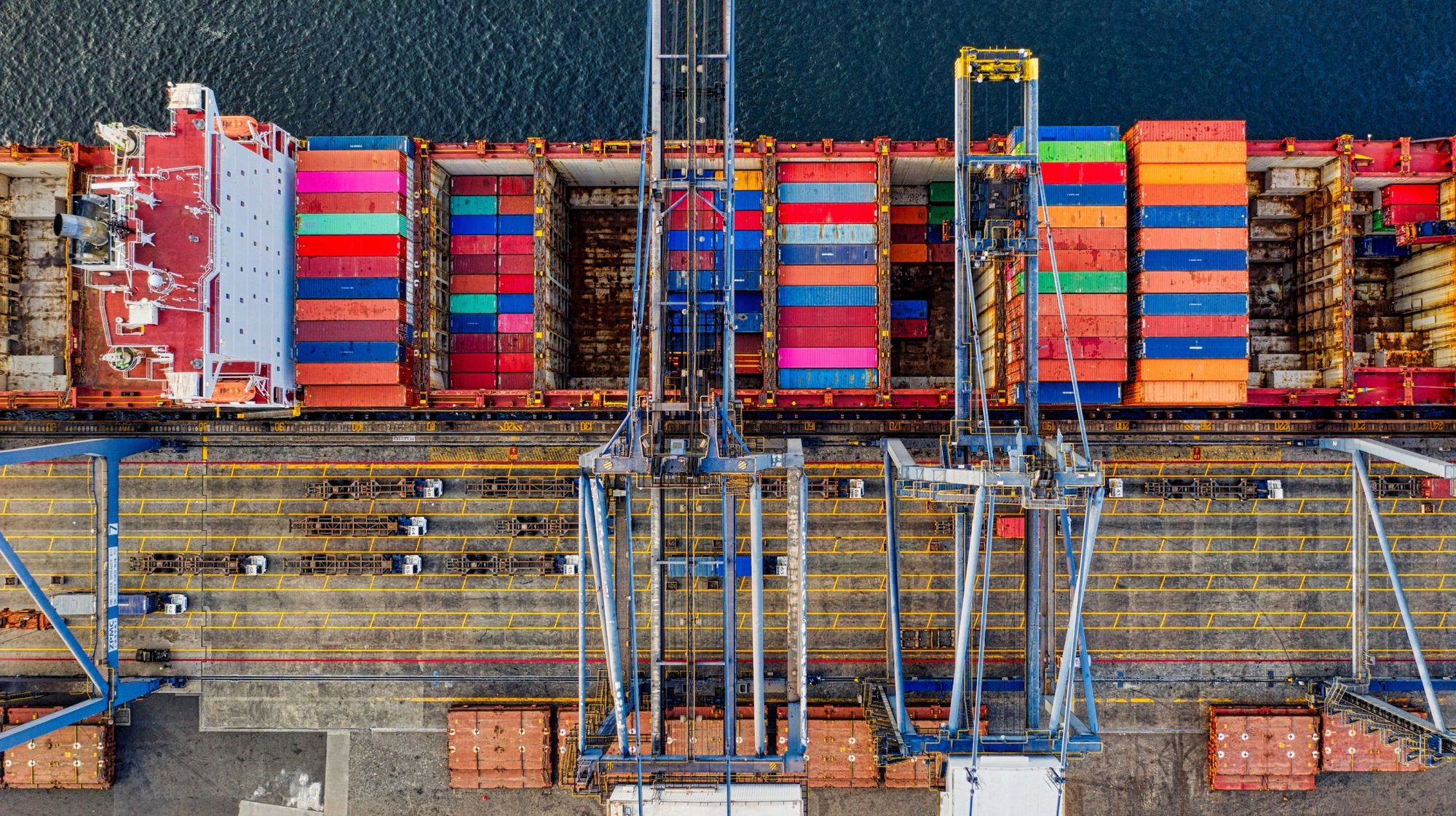 Luchtfoto van een containerschip aan een terminal