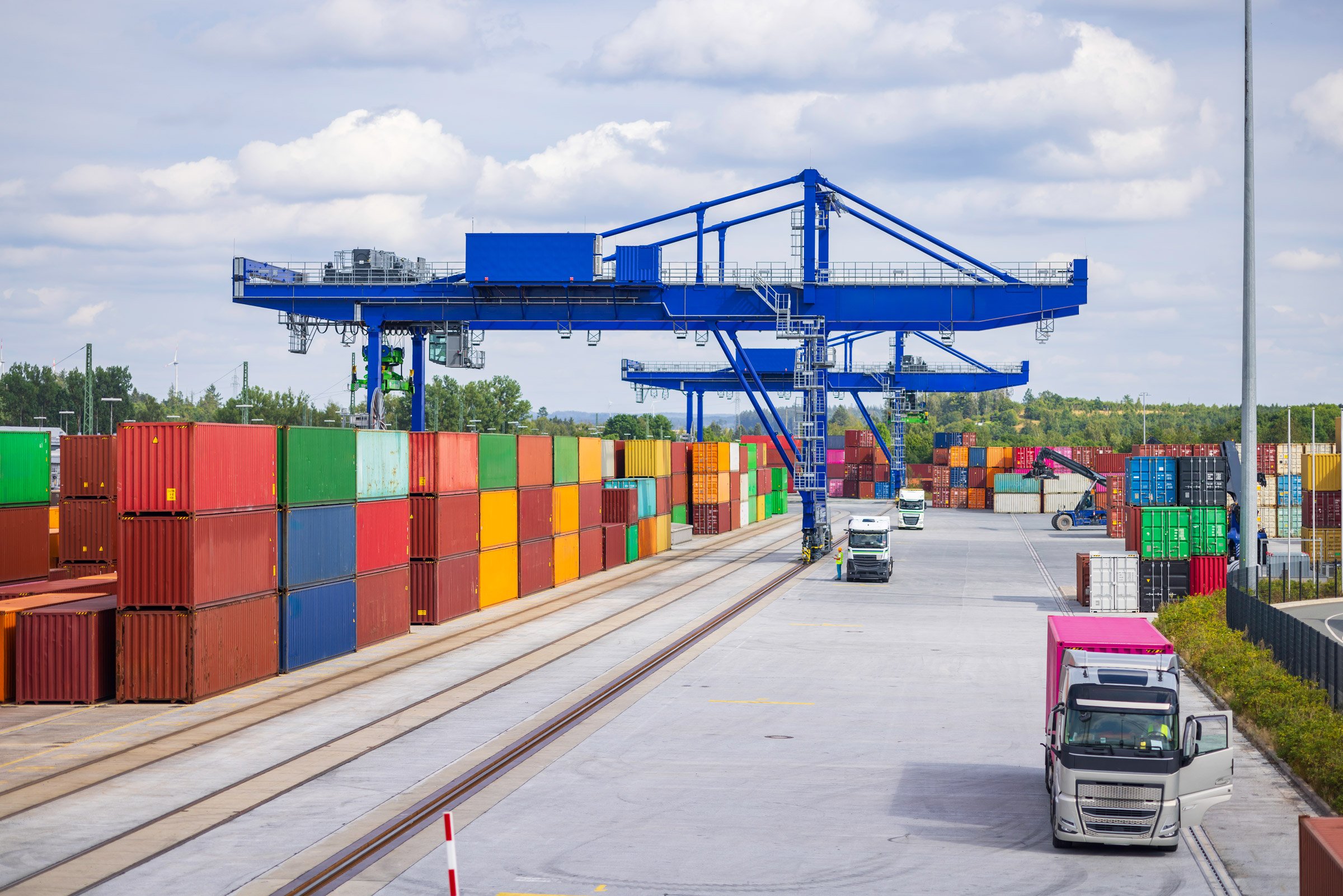 Containerterminal met portaalkranen en vrachtwagens