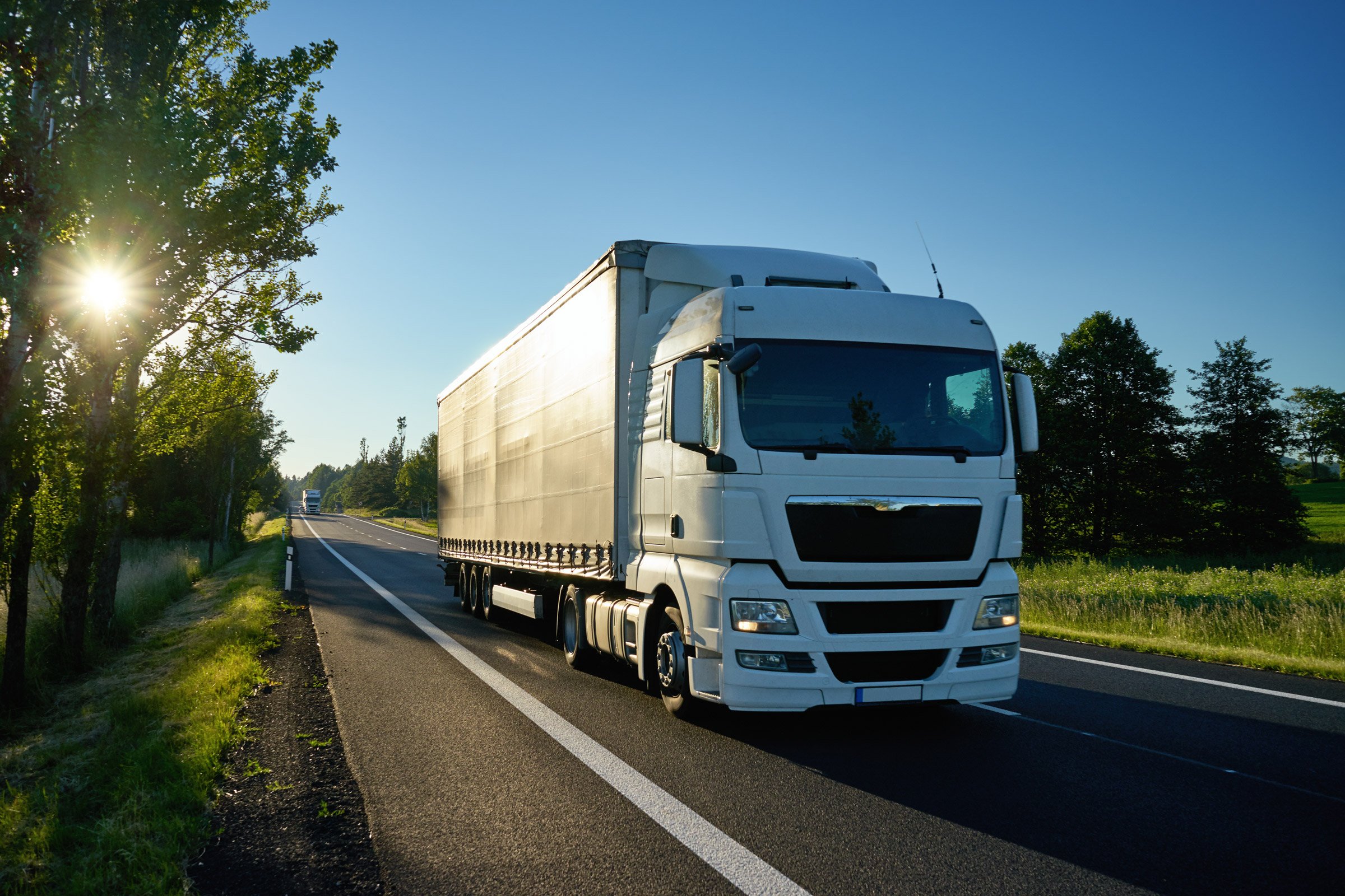 Vrachtwagen op een weg bij zonsopgang