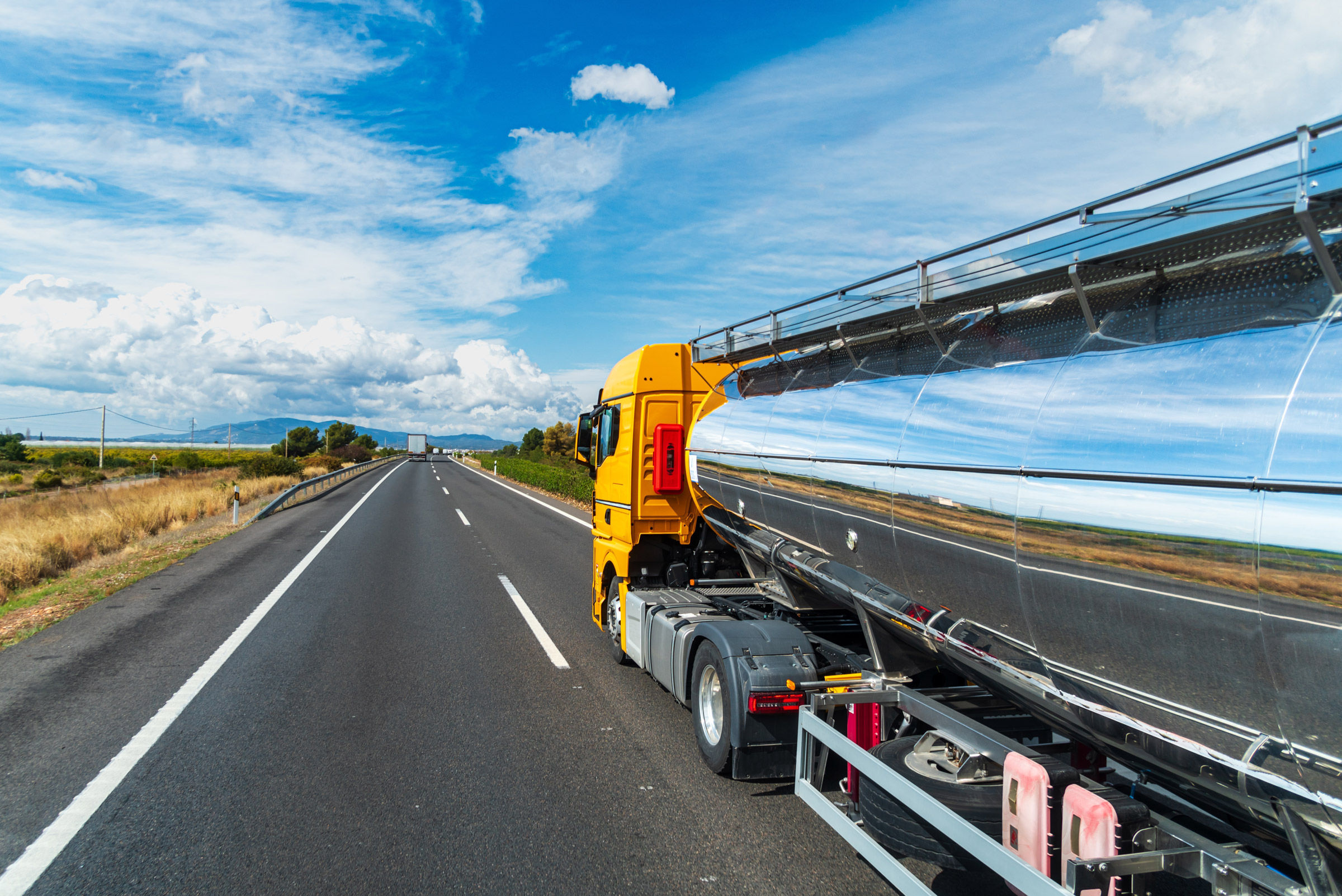 Camion-citerne sur une autoroute