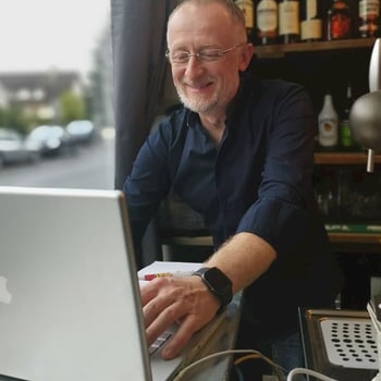Arnaud van Martlé aan het werk op een laptop