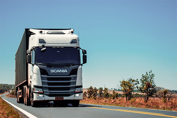 Scania-vrachtwagen van Nolize Transport op een landweg