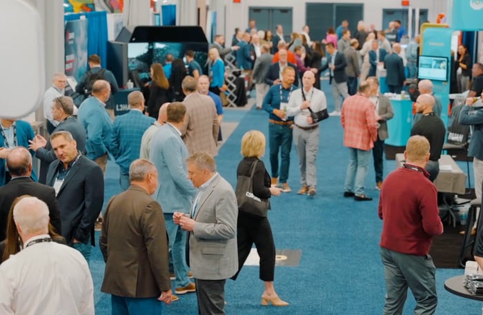 Visiteurs à un salon de la logistique