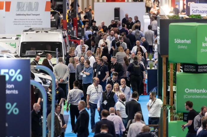 Foule à un salon du transport