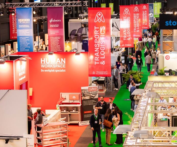 Stands de salon avec des visiteurs