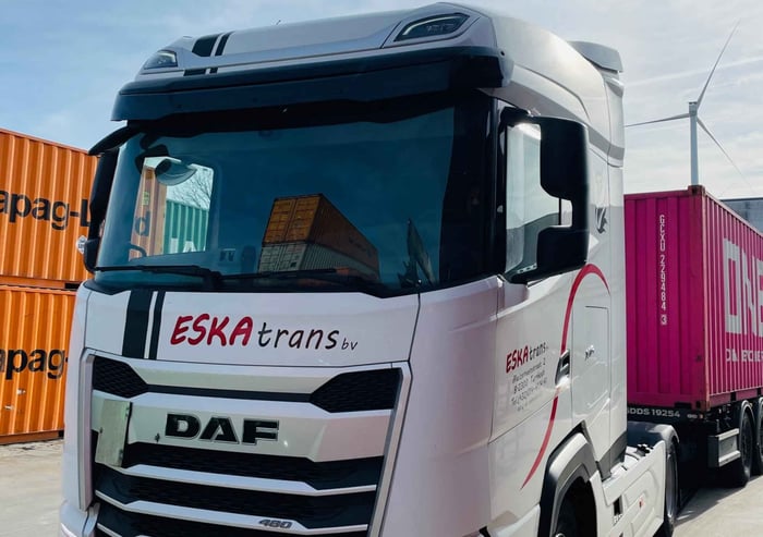 Camion DAF d'Eskatrans à côté de conteneurs