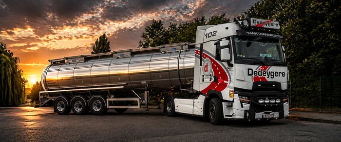 Camion-citerne Dedeygere au coucher du soleil
