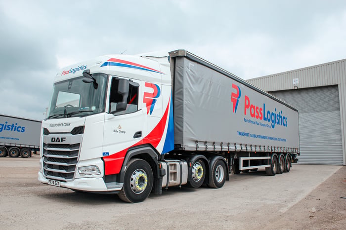 Camion DAF de PassLogistics à un quai de chargement