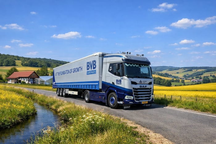 Camion BVB sur une route de campagne