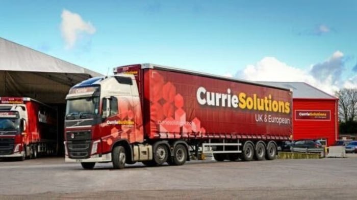 Camions Currie Solutions dans un dépôt