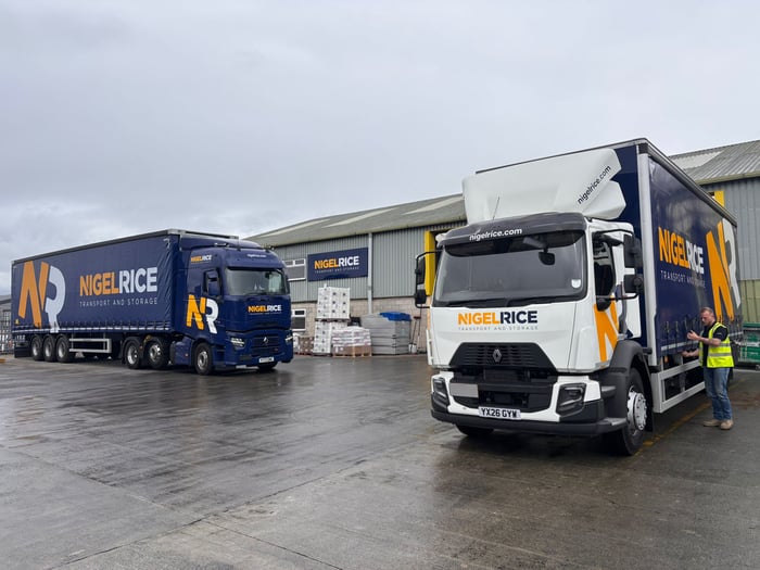 Camions Nigel Rice dans la cour