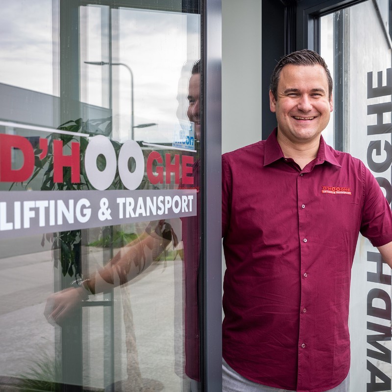 Medewerker van D'Hooghe Lifting & Transport aan de ingang van het bedrijf
