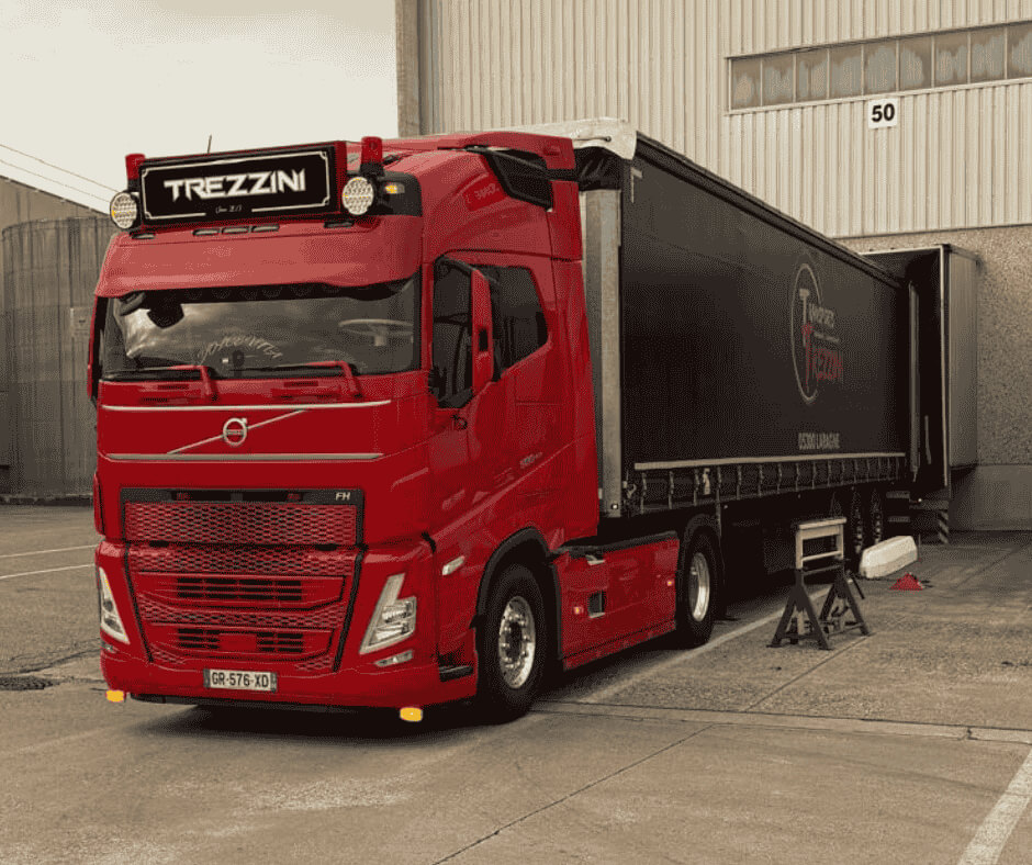 Camion Volvo rouge de Trezzini Transports