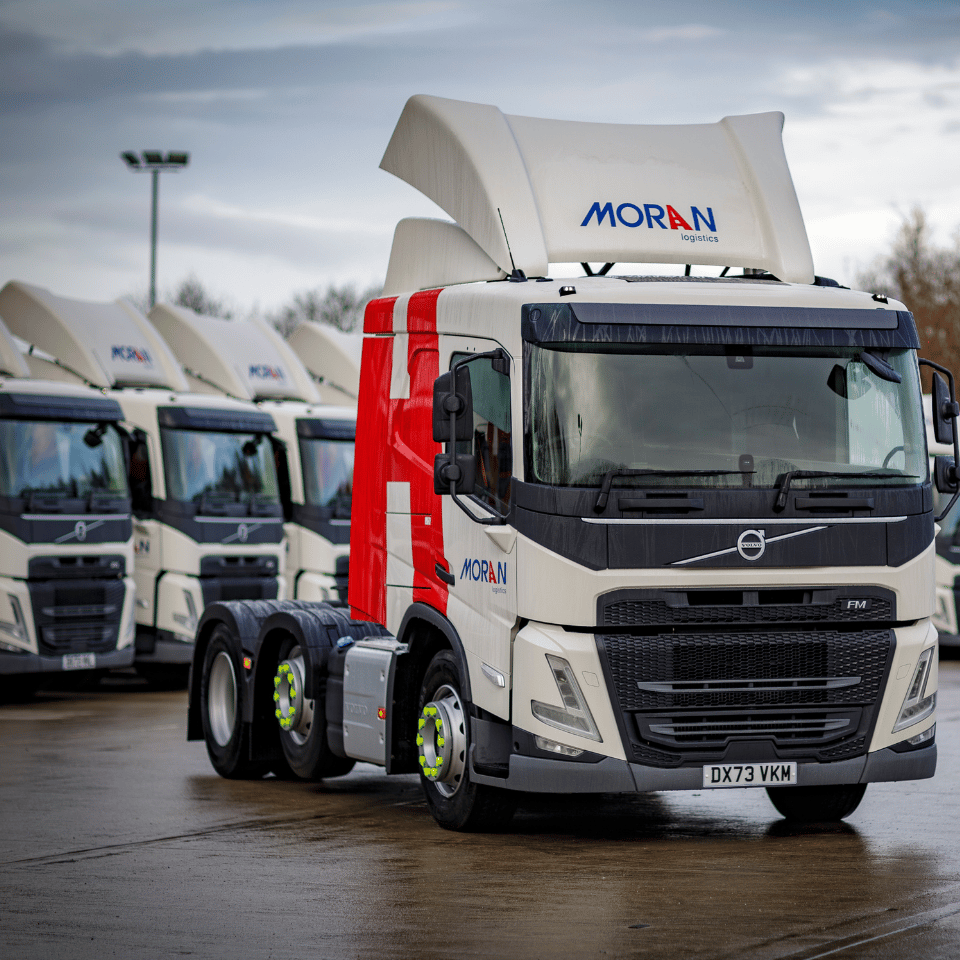 Vrachtwagens van Moran Logistics op een depot