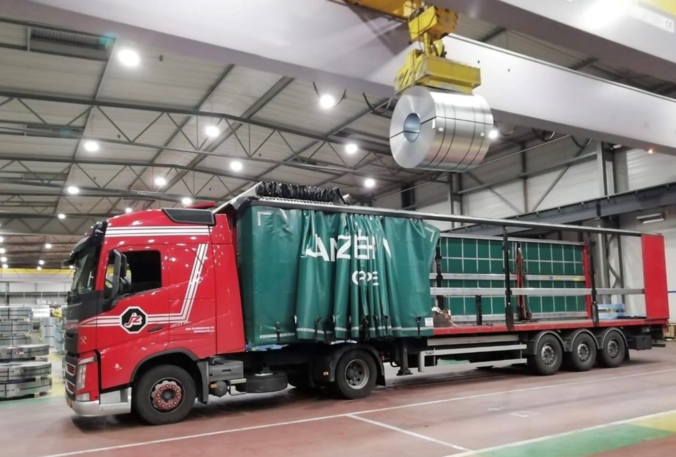 Jan&nbsp;Zijderhand chargeant de l'acier sur un camion